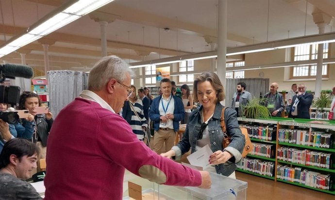 La secretaria general del PP, Cuca Gamarra, ejerce su derecho a voto en Logroño