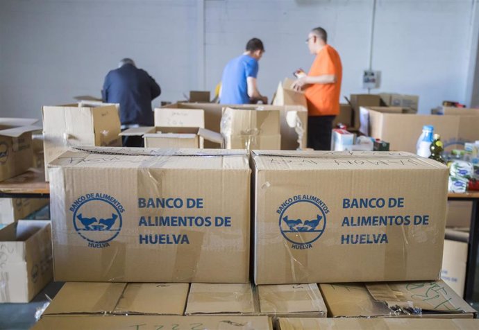 Archivo - Voluntarios en el almacén del Banco de Alimentos de Huelva.