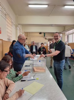 El presdiente del Partido Riojano, Rubén Antoñanzas, votando