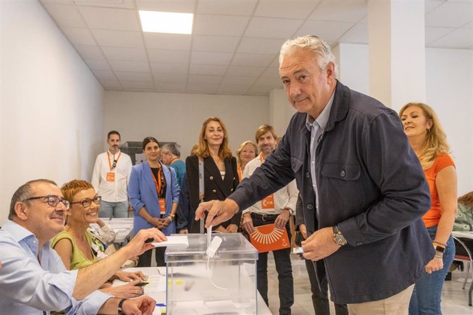 El candidato de CS a la Alcaldía de Sevilla, Miguel Ángel Aumesquet, ejerciendo su derecho al voto.