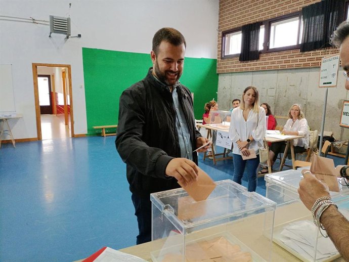 El candidato del PSOE a la Alcaldía de Cáceres, Luis Salaya, votando en el CEIP Castra Caecilia de la capital cacereña
