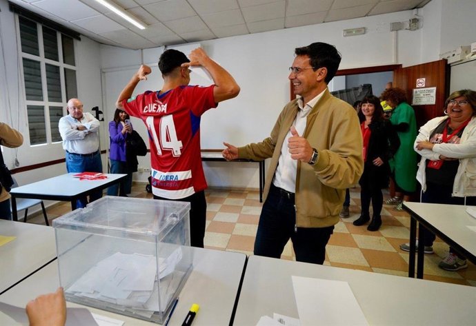 El Alcalde De Granada Y Candidato Del PSOE A La Reelección, Francisco Cuenca, Junto A Un Aficionado Tras Votar En El Centro De Participación Activa Para Mayores Fígares.