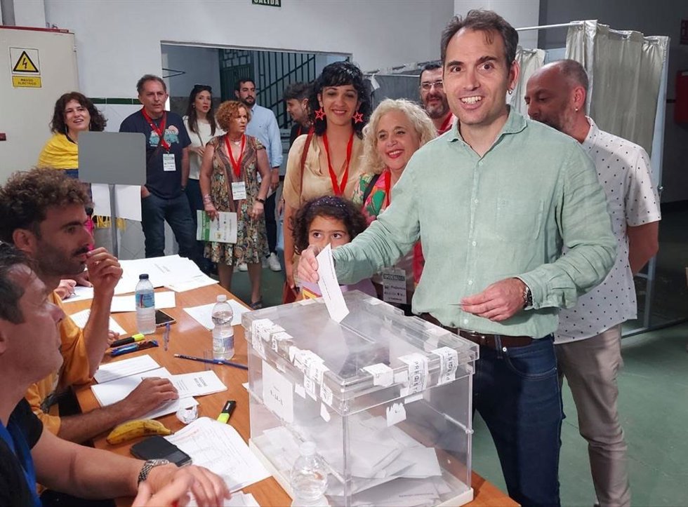 El coordinador general de IU Andalucía, Toni Valero, vota en las elecciones municipales del 28 de mayo.