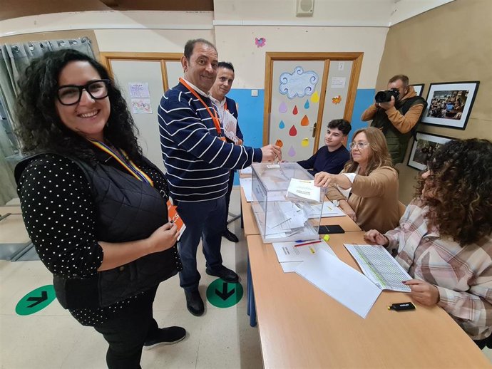 Gabriel Soria ejerce su derecho al voto.