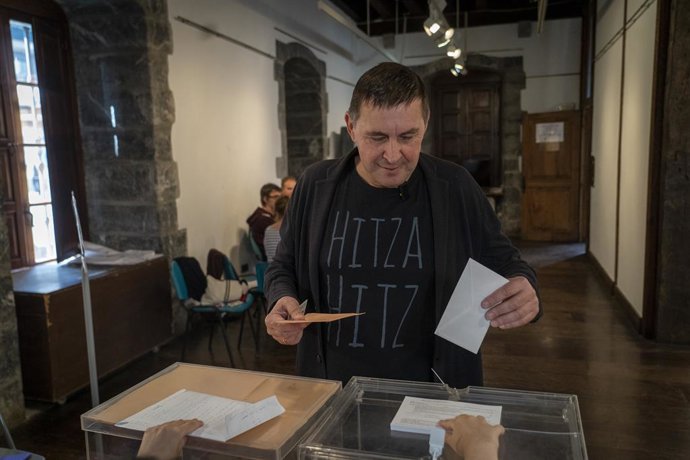 El coordinador general d'EH Bildu, Arnaldo Otegi, vota en Elgoibar