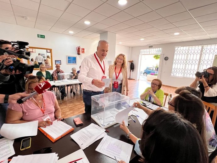 Ruiz Boix votando en su colegio electoral de San Roque.