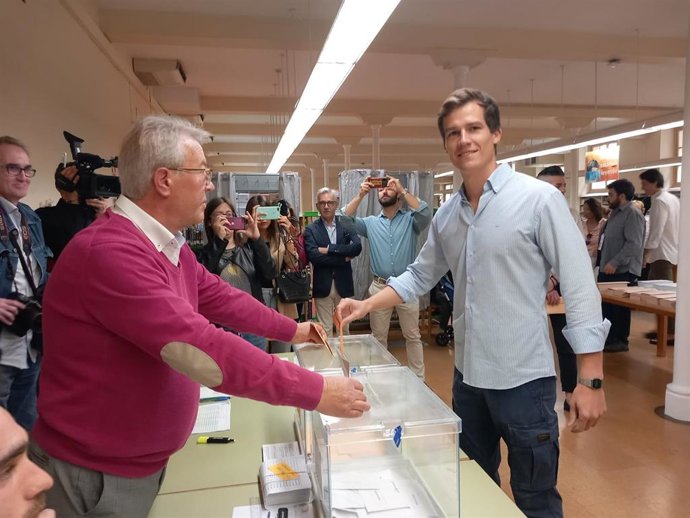 El candidato al Gobierno regional por VOX, Ángel Alda, vota