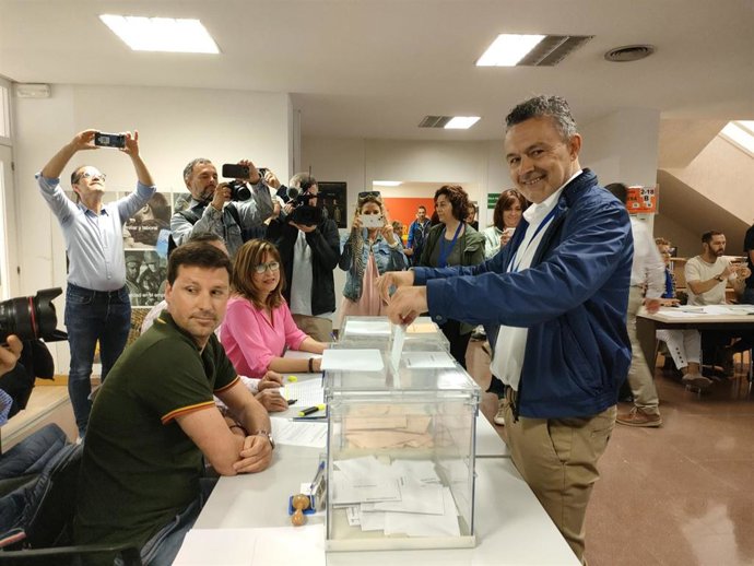 El candidato del PP al Ayuntamiento de Logroño, Conrado Escobar, deposita su voto en el colegio electoral
