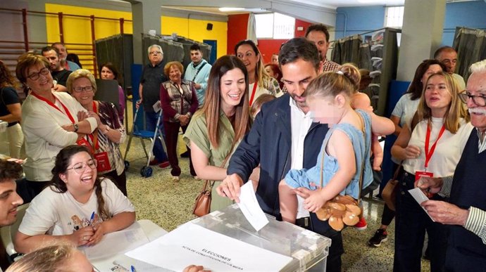 El candidato del PSOE a la Alcaldía de Málaga, Daniel Pérez, ejerce su dercho al voto