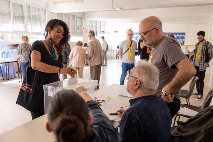 La candidata de la CUP a la alcaldía de Barcelona, Basha Changue, vota en la Escola Marta Mata, en el distrito de Nou Barris de Barcelona, en las elecciones municipales del 28 de mayo.