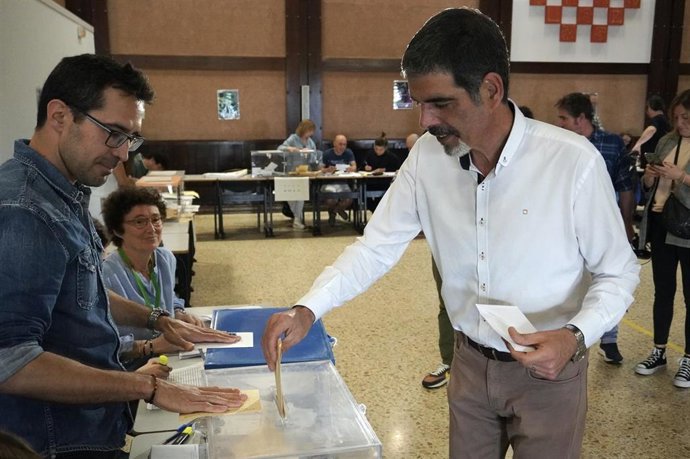 El alcalde de San Sebastián y candidato del PNV a la reelección, Eneko Goia, vota en Aiete