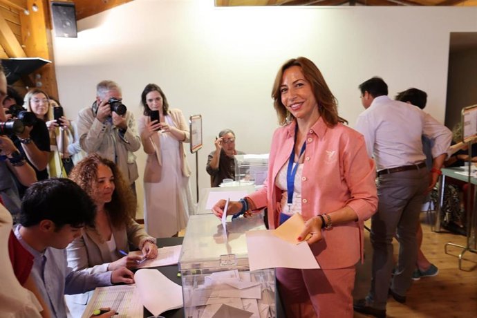 La candidata del PP a la Alcaldía de Zaragoza, Natalia Chueca, vota el 28 de mayo
