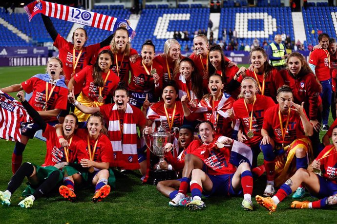 Players of Atletico de Madrid celebrates the victory with the winners trophy during the Spanish Women Cup, Copa de la Reina, Final football match played between Real Madrid and Atletico de Madrid at Municipal de Butarque stadium on May 27, 2023, in Lega