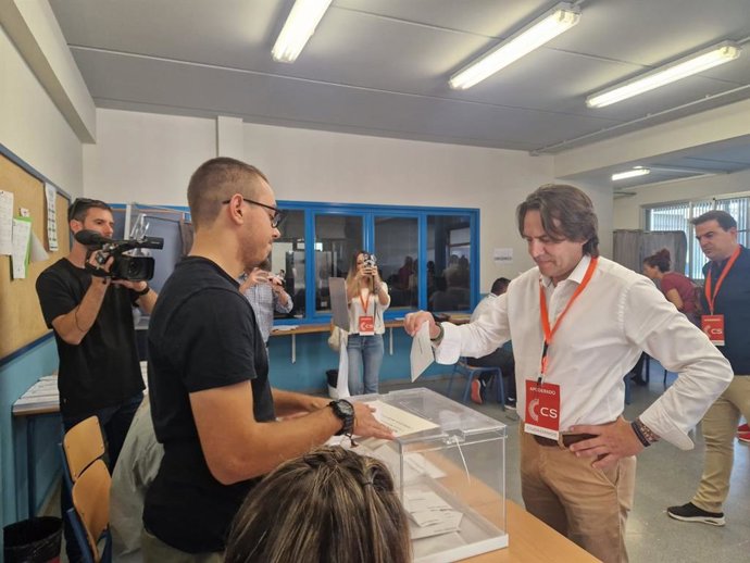 El candidato a la Alcaldía de Almería de Cs, Rafa Burgos, vota en las elecciones municipales del 28M