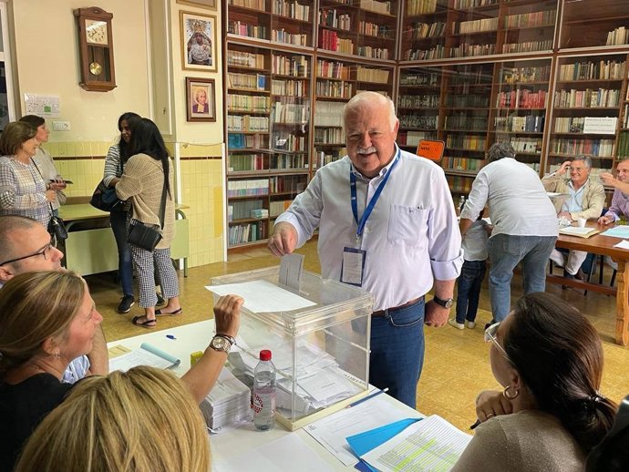 El presidente del Parlamento de Andalucía, Jesús Aguirre, ejerce su derecho al voto.