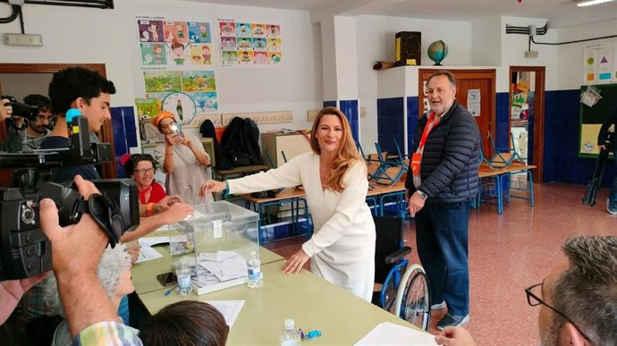 La candidata de Ciudadanos (CS) a la Alcaldía de Granada, Concha Insúa, votando este domingo.