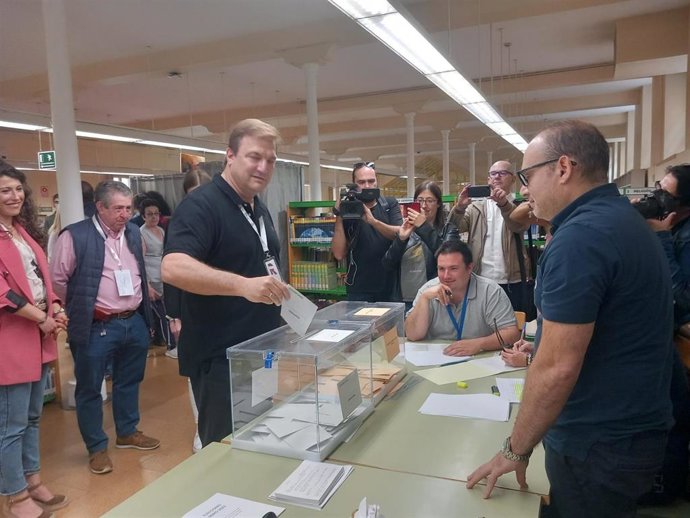 Alberto Bretón acude a votar