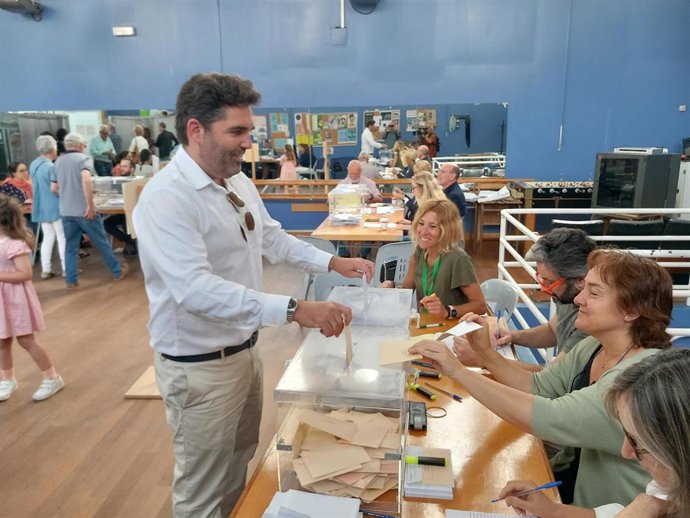 El candidato de Elkarrekin Podemos Ezker Anitza-IU Equo Berdeak Alianza Verde a la Alcaldía de San Sebastián, Víctor Lasa, vota en San Sebastián