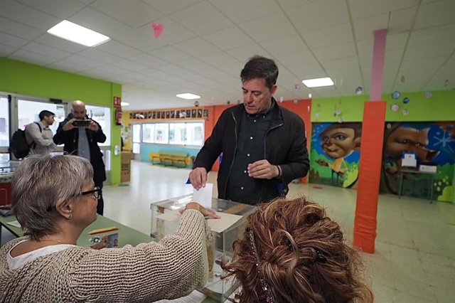Una persona ejerce su derecho a voto en la mesa electoral del local parroquial de Recelle, en una mesa que agrupa a varias aldeas del entorno, a 28 de mayo de 2023, en Portomarín, O Páramo, Lugo