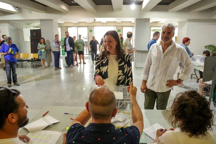 La alcaldesa y candidata del PSOE a la Alcaldía de San Fernando (Cádiz), ejerciendo su derecho al voto