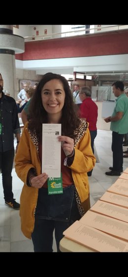 La candidata de Más Región-Verdes Equo a la presidencia de la Comunidad, Helena Vidal, ejerciendo su derecho a voto