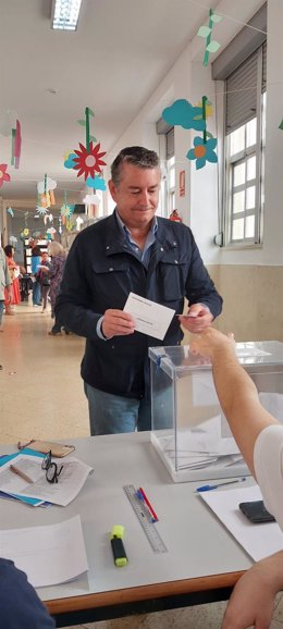 El consejero de la Presidencia y vicesecretario de Coordinación Institucional del PP-A, Antonio Sanz, este domingo votando en Cádiz.