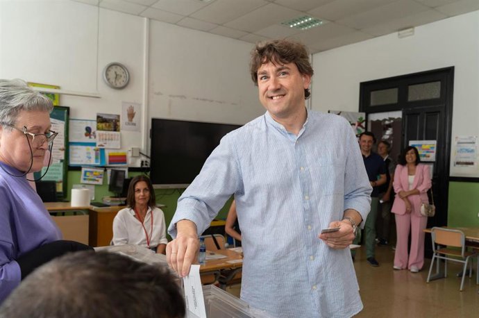 El secretario general del PSE-EE, Eneko Andueza, vota en Portugalete