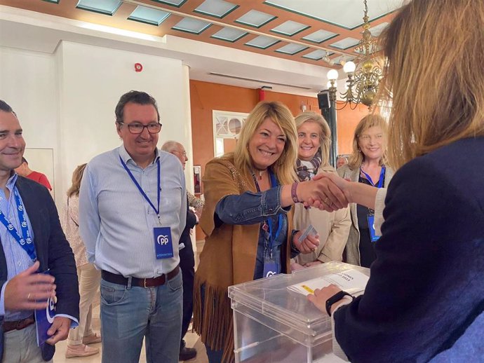 La candidata del PP a la Alcaldía de Huelva Pilar Miranda, ejerciendo su derecho al voto.