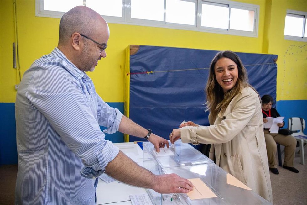 La ministra de Igualdad y secretaria de Acción de Gobierno de Podemos, Irene Montero, ejerce su derecho al voto en el Colegio Público La Navata, a 28 de mayo de 2023, en Madrid (España).
