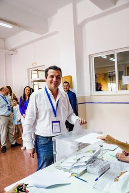 El candidato del PP a la reelección como alcalde de Córdoba, José María Bellido, ejerce su derecho al voto.