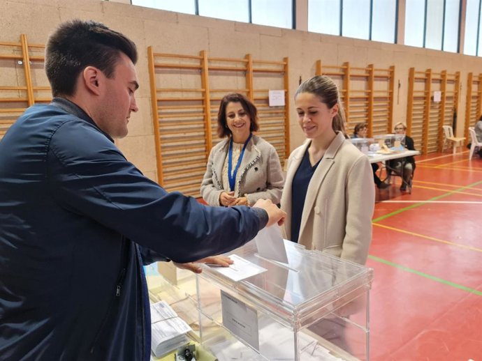La candidata del PP a la Alcaldia de Teruel, Emma Buj, ha ido a votar con su hija
