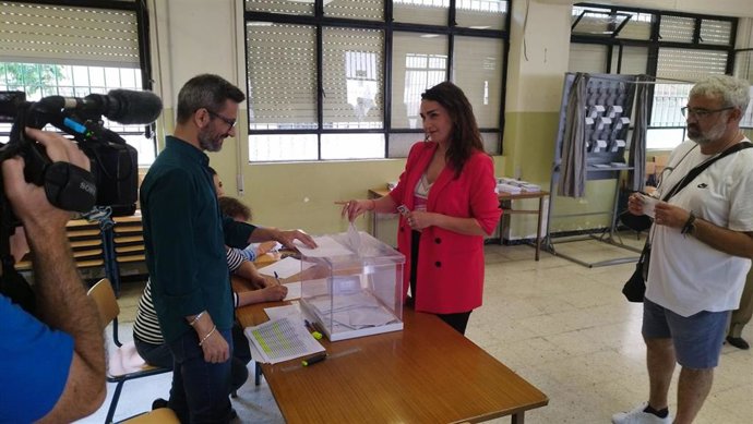 La candidata de Almería Suma+ a la Alcaldía de Almería, Carmen Mateos, vota en las elecciones municipales del 28M.