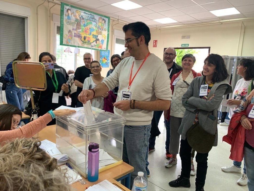 Francisco Sánchez ejerce su derecho al voto.