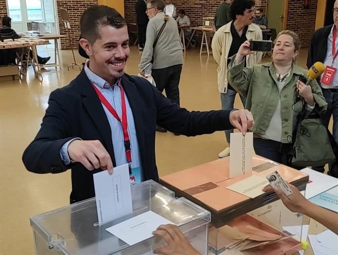 El candidato a la alcaldía de IU - Más País - IAS a la Alcaldía de Gijón, Javier Suárez Llana, vota en el colegio de la Inmaculada.