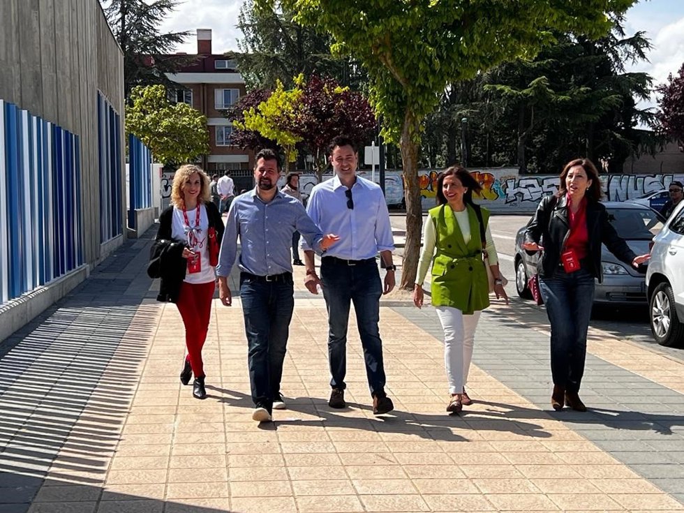 El Secretario General Del Pscyl, Luis Tudanca, Y A Su Derecha El Candidato A La Reelección En La Alcaldía De Burgos, Daniel De La Rosa, Y La Secretaria Provincial Del PSOE, Esther Peña.