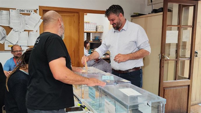 El candidato de MÉS per Mallorca a la presidencia del Govern, Lluís Apesteguia, vota en el colegio electoral de Dei.