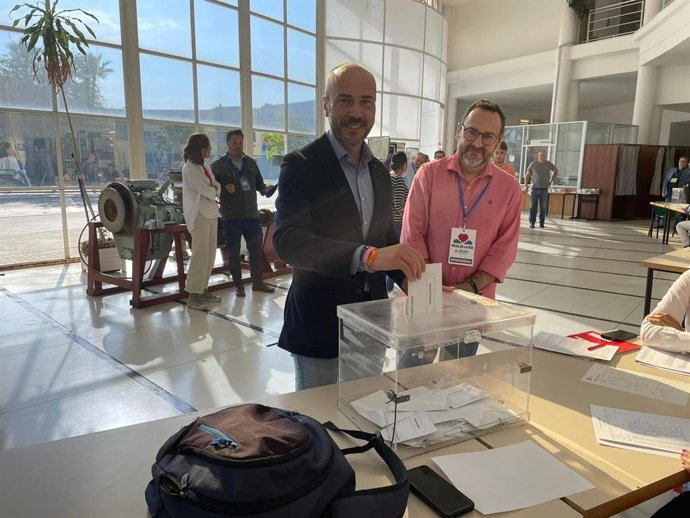 El candidato de Mesa de la Ría a la Alcaldía de Huelva, Rafael Gavilán, vota en el Ifapa.