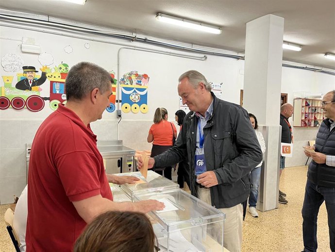 El cabeza de lista del PP a Les Corts por la provincia de Castellón, Alberto Fabra, ejerce su derecho al voto