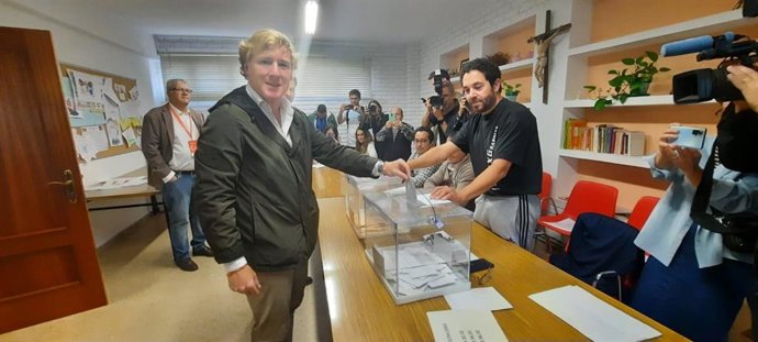 El candidato del PP a reelección a la Alcaldía, Ignacio Gragera, vota en el Centro Parroquial San José.