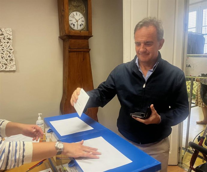 El candidato de Aragón Existe a la Alcaldía de Zaragoza, Raúl Burillo, durante su ejercicio del voto.