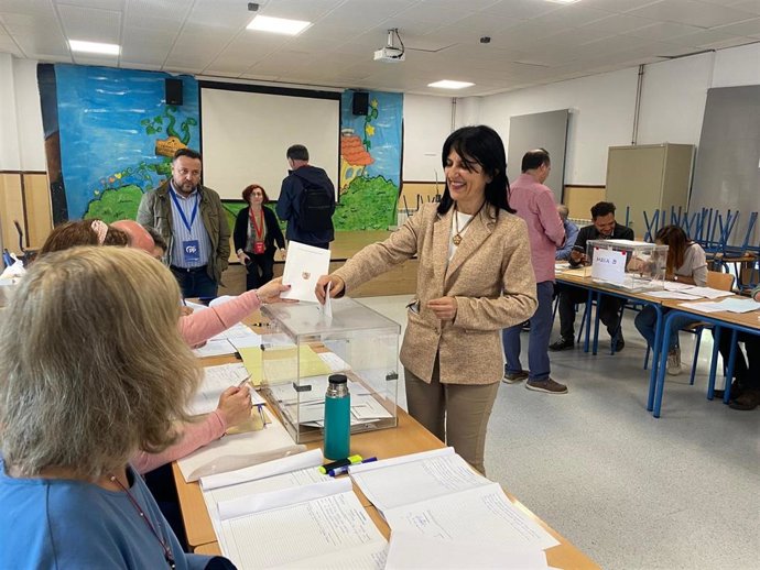 La subdelegada, Inmaculada López Calahorro, ejerciendo su derecho al voto en el CEIP Inmaculada del Triunfo en, Granada.