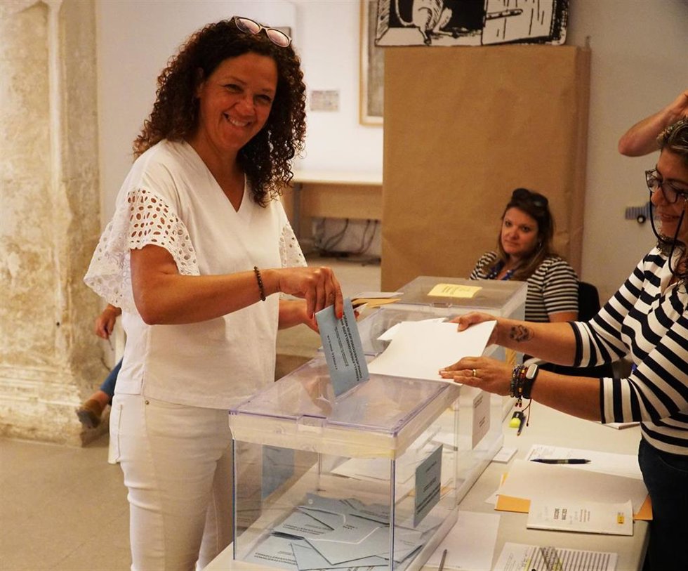 La secretaria general de la Federación Socialista de Mallorca, presidenta del Consell y candidata a la reelección, Catalina Cladera, vota a las 10.00 horas, en la Biblioteca de Sa Pobla.