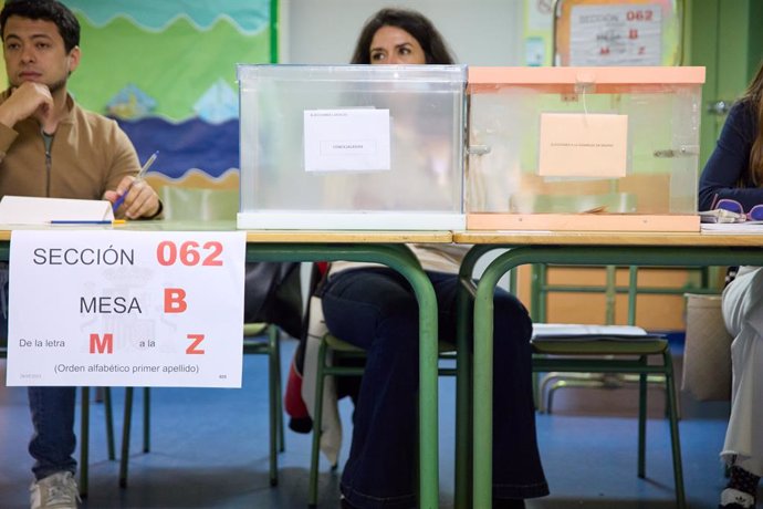 Urnas preparadas en un colegio electoral, a 28 de mayo de 2023, en Madrid (España).  Hoy, 28M, se celebran en España elecciones municipales en un total de 8.131 ayuntamientos, elecciones autonómicas en 12 comunidades autónomas y en las ciudades autónoma