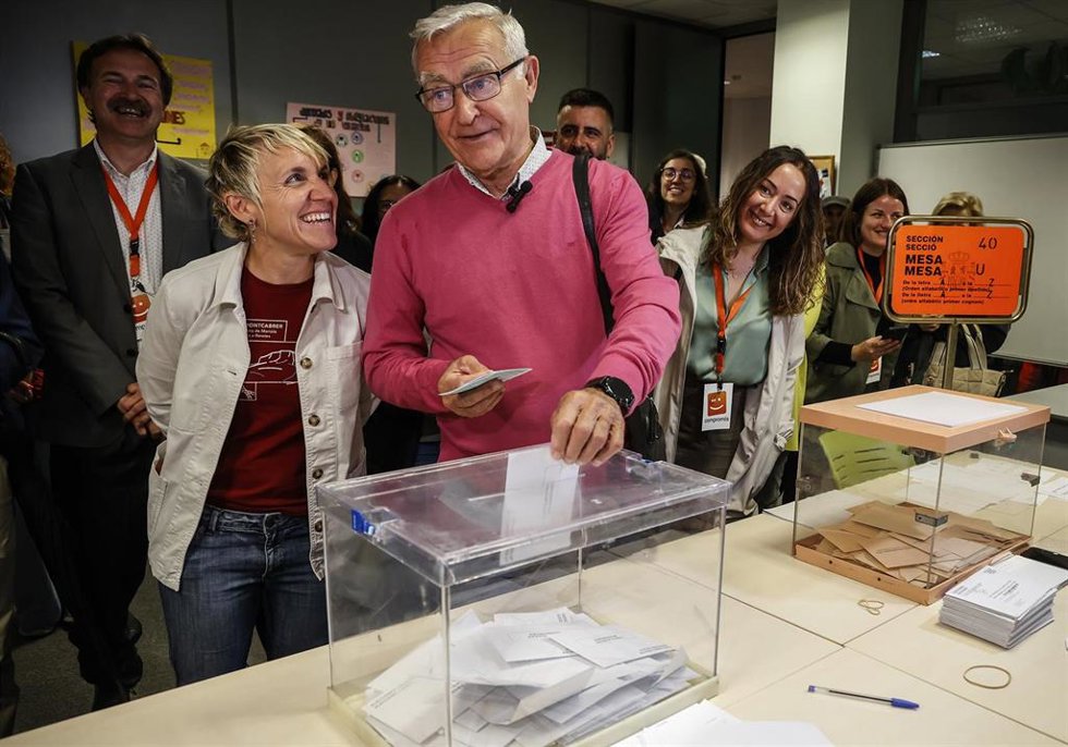 El candidato de Compromís a la Alcaldia de Valncia, Joan Ribó, ejerce su derecho a voto.