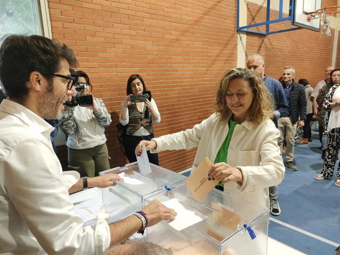 La candidata de Podemos IU al Ayuntamiento de Logroño, Amaia Castro, votando en el CEIP Vuelo Madrid-Manila de Logroño
