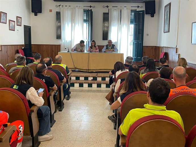 Imagen de este domingo de la reunión del Plan Aldea en Almonte (Huelva), dispositivo de supervisión de la Romería de El Rocío.