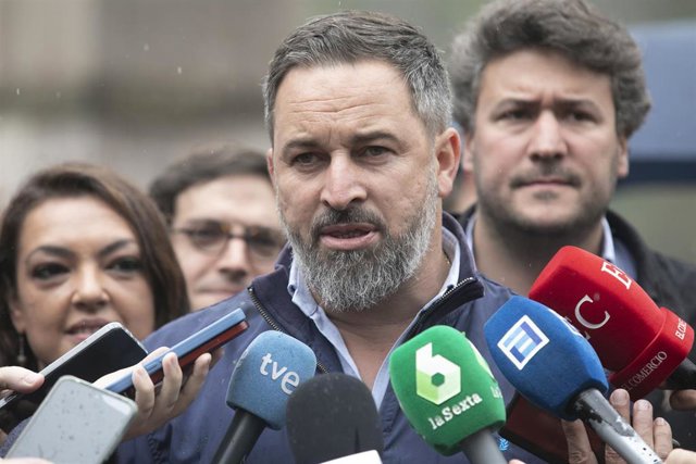El secretario general de Vox, Santiago Abascal, ofrece declaraciones a los medios frente a la estatua de Don Pelayo, en el santuario de Covadonga, a 15 de mayo de 2023, en Covadonga, Cangas de Onís, Asturias (España). 