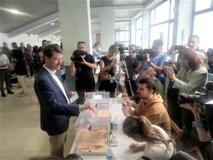 El candidato del PP a la Presidencia del Gobierno de La Rioja, Gonzalo Capellán, votando este 28M en Logroño