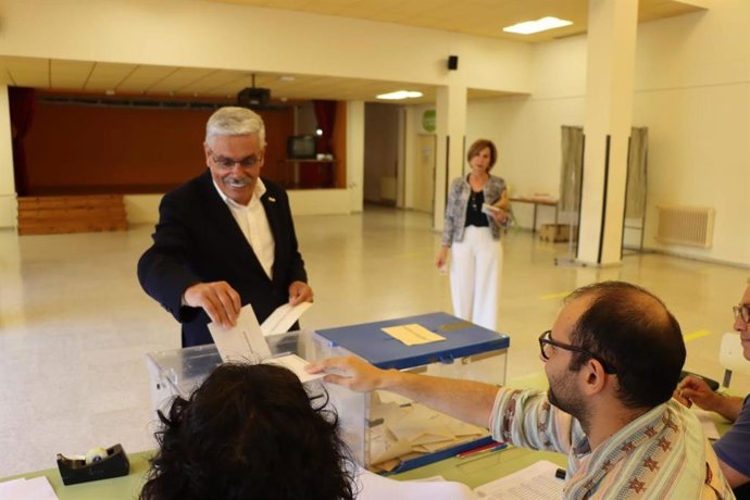 El candidato del PSOE a la Alcaldía de Gijón, Luis Manuel Flórez 'Floro', vota en el colegio público Lloréu.
