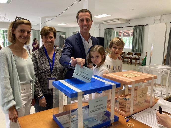 El presidente del PP de Mallorca y candidato a la presidencia del Consell, Lloren Galmés, vota en Santanyí.